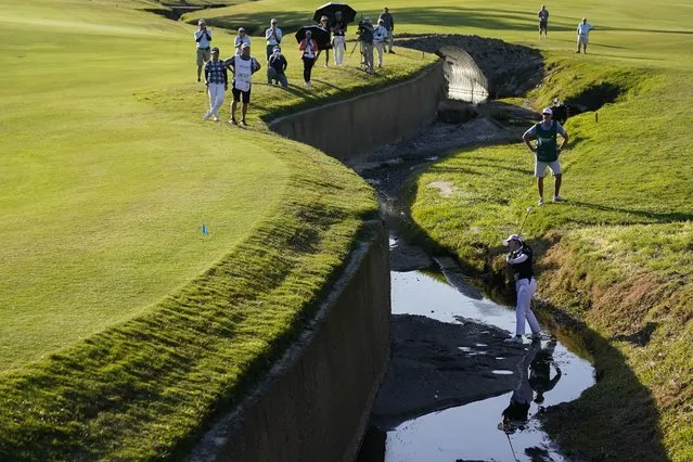 Jin Young Ko hits from a creek bed between the 17th and 18th holes during the third round of LPGA's DIO Implant LA Open golf tournament at Wilshire Country Club on Saturday, April 23, 2022, in Los Angeles. Her ball hit the wall and bounced back twice. (Photo by Ashley Landis/AP Photo)