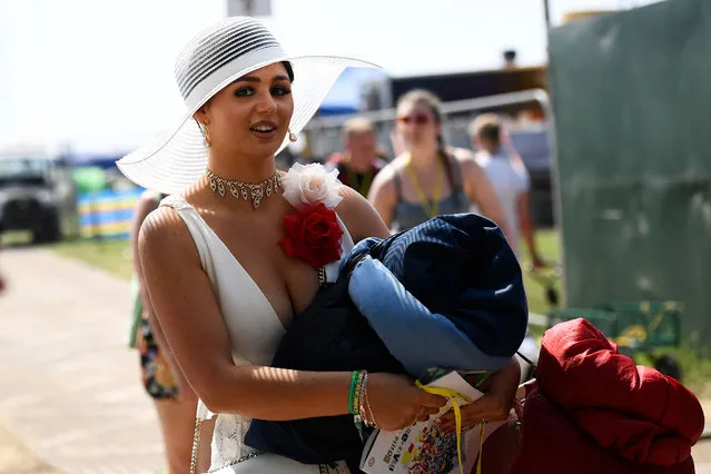 Revellers arrive at Worthy Farm in Somerset for the Glastonbury Festival of Music and Performing Arts on Worthy Farm near the village of Pilton in Somerset, South West England, on June 21, 2017. (Photo by Dylan Martinez/Reuters)