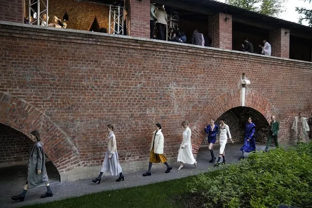 Models display the collection “Loom by Rodina” by Russian designer Svetlana Rodina at the historical Kitai-Gorod (China Town) Wall during the Fashion Week at Zaryadye Park near Red Square in Moscow, Russia, Wednesday, June 22, 2022. (Photo by Alexander Zemlianichenko/AP Photo)