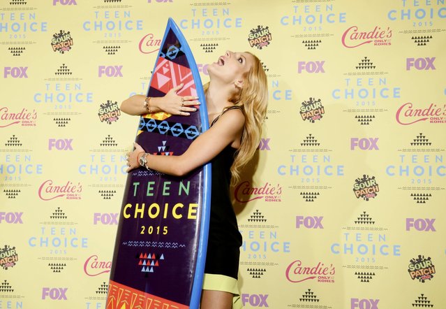 Actress Bella Thorne poses backstage with her award for Choice Movie Villian for her role in the film “The Duff” at the 2015 Teen Choice Awards in Los Angeles, California, United States August 16, 2015. (Photo by Danny Moloshok/Reuters)