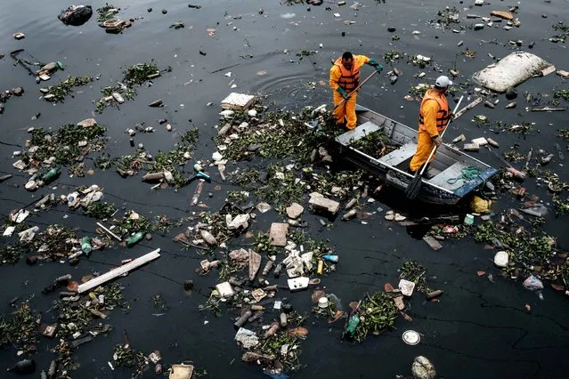View of floating debris carried by the tide and caught by the “eco-barrier” before entering Guanabara Bay, at the mouth of Meriti river in Duque de Caxias, next to Rio de Janeiro, Brazil, on July 20, 2016. (Photo by Yasuyoshi Chiba/AFP Photo)