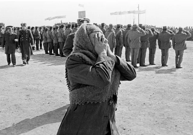 An Uzbek woman cries as she looks for her son among Soviet troops near the town of Termez, March 1989. (Photo by Sergei Karpukhin/Reuters)