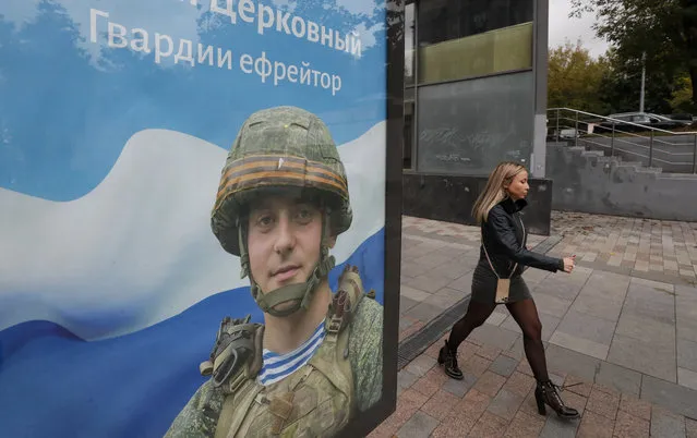 A poster depicting a soldier with the slogan reading “Glory to the Heroes of Russia” in Moscow, Russia, 26 September 2022. (Photo by Yuri Kochetkov/EPA/EFE)