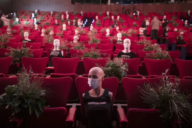 Mannequins wearing face masks are placed to provide social distancing in a theatre in Madrid, Spain, Wednesday, June 17, 2020. Spanish Prime Minister Pedro Sanchez has announced a state ceremony to be held on July 16 to honour more than 27,000 who have died from the coronavirus. The ceremony will be held four months after Spain imposed one of the strictest lockdowns in the world to respond to the virulent cluster that followed major outbreaks in China and northern Italy. (Photo by Manu Fernandez/AP Photo)