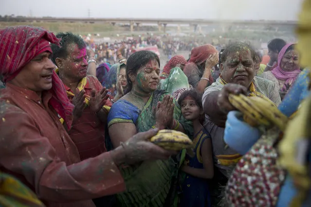 Indian Hindu devotees offer prayers to an idol of elephant headed Hindu god Ganesha before immersing the same in the River Yamuna in New Delhi, India, Sunday, September 27, 2015. The immersion marks the end of the ten-day long Ganesh Chaturthi festival that celebrates the birth of the Hindu god. (Photo by Tsering Topgyal/AP Photo)