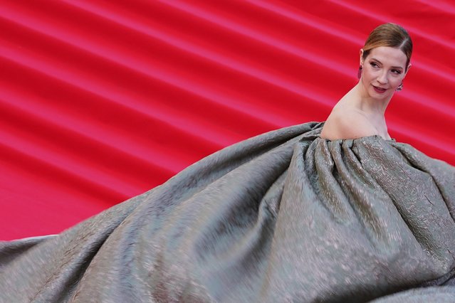 Russian actress Maria Lugovaya poses for photographers upon arrival at the closing ceremony of the 47th Moscow International Film Festival in Moscow, Russia, Thursday, April 24, 2025. (Photo by Pavel Bednyakov/AP Photo)