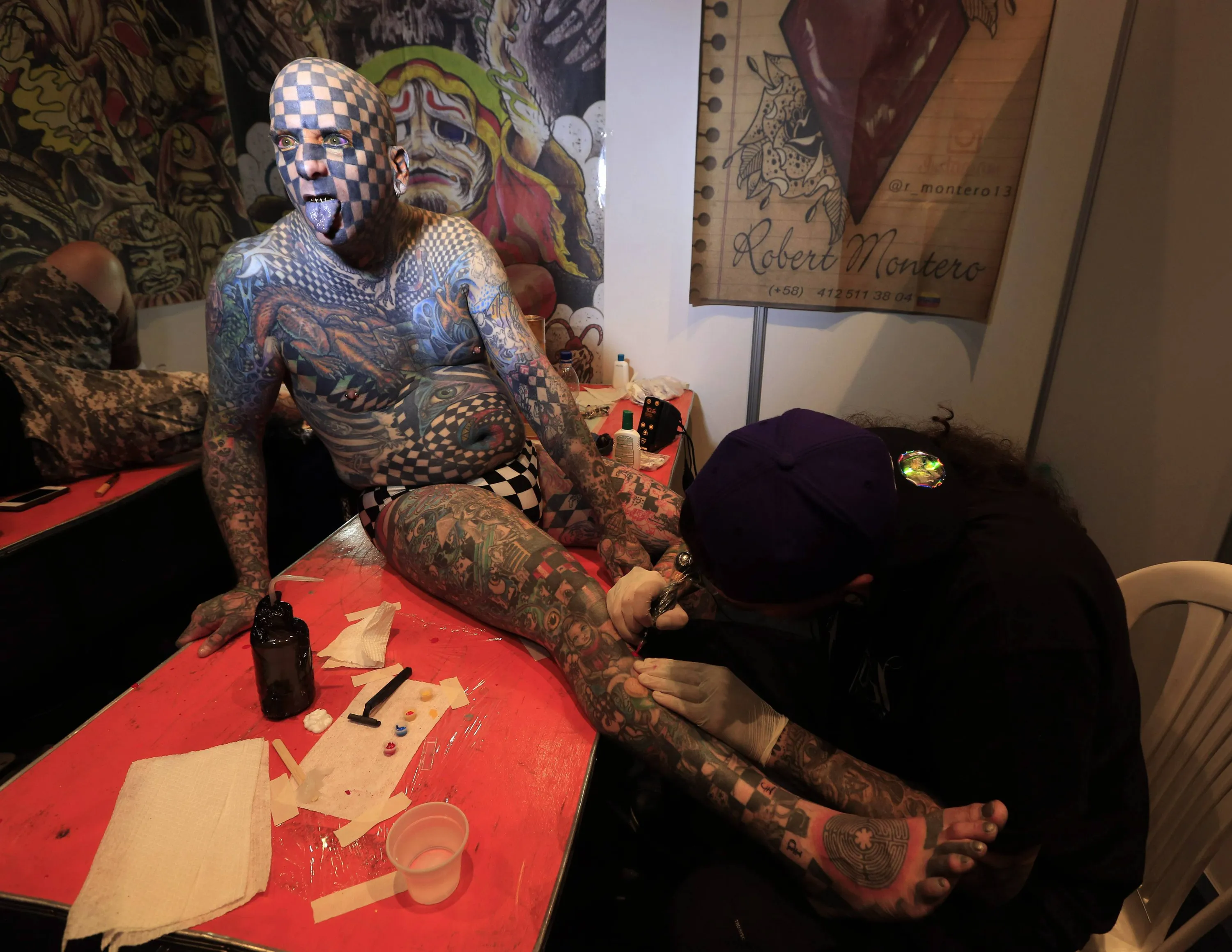 Последний день мастера. Прикольные тату. День татуировщика и татуированных людей. Последний день татуировщика.