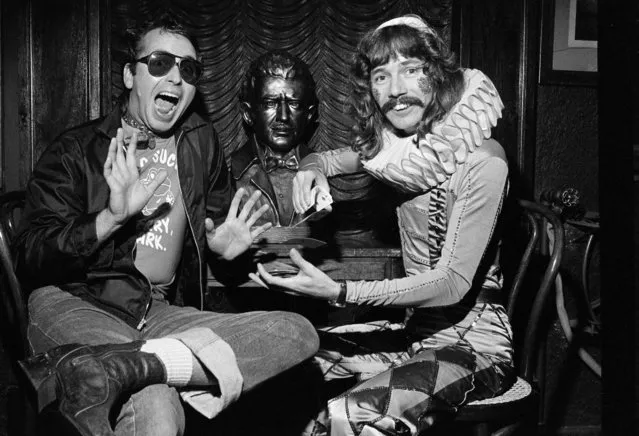 Magician Doug Henning, right, shows actor John Ritter a card trick as they celebrate Halloween, October 31, 1978, at the Magic Castle, a private magicians' club in Hollywood.  Behind them is a bust of the magician Harry Blackstone.  (Photo by Reed Saxon/AP Photo)