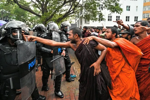 Anti-government demonstrators and university students scuffle with police during a protest demanding the release of Inter University Students' Federation leader Wasantha Mudalige, in Colombo on January 16, 2023. (Photo by Ishara S. Kodikara/AFP Photo)