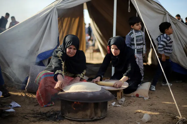 Palestinian women bake bread during a tent city protest at Israel-Gaza border, in the southern Gaza Strip April 2, 2018. (Photo by Ibraheem Abu Mustafa/Reuters)