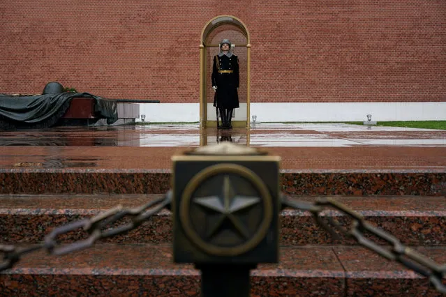 A honor guard stands at the Tomb of the Unknown Soldier by the Kremlin wall in central Moscow, Russia, October 27, 2016. (Photo by Maxim Zmeyev/Reuters)