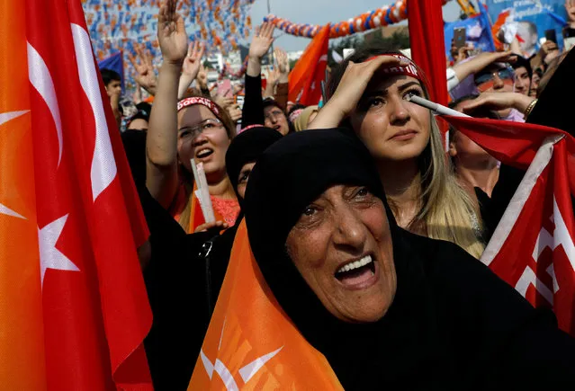 Supporters of Turkish President Tayyip Erdogan attend an election rally in Istanbul, Turkey June 22, 2018. (Photo by Umit Bektas/Reuters)