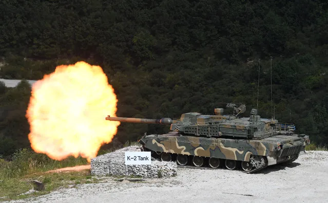 A South Korean K2 tank fires during a live fire demonstration for a media preview of the Defense Expo Korea 2018 at Seungjin Fire Training Field in Pocheon, 65 kms northeast of Seoul, on September 11, 2018. The defence exhibition specialising in land forces equipment will run from September 12 to 16 with 250 companies from 30 countries involved. (Photo by Jung Yeon-je/AFP Photo)
