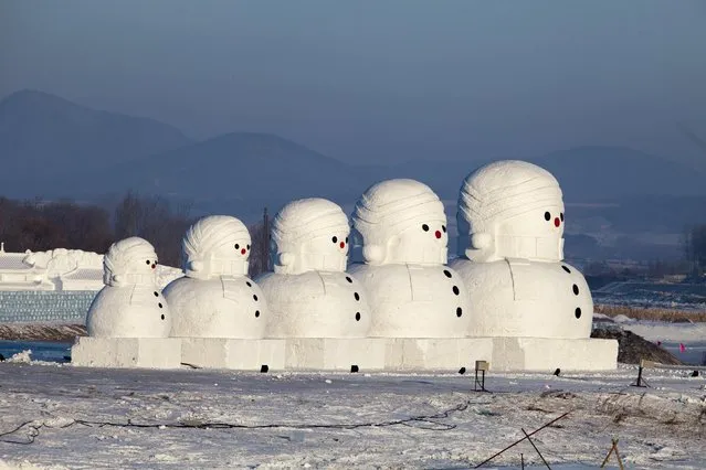 Giant snow sculptures in the shape of Russian traditional Matryoshka dolls are displayed at a tourist resort in Jilin, Jinlin Province, China, January 12, 2016. (Photo by Reuters/Stringer)