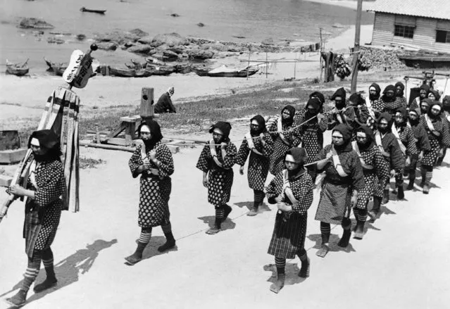In the smaller towns of Japan, especially in the fishing villages, the women are the firemen. Many of the men have volunteered for service with the Japanese army in North China. A brigade of feminine fire-fighters in the Tohoku district of Japan going through their drill on the beach, on September 2, 1937. (Photo by AP Photo)