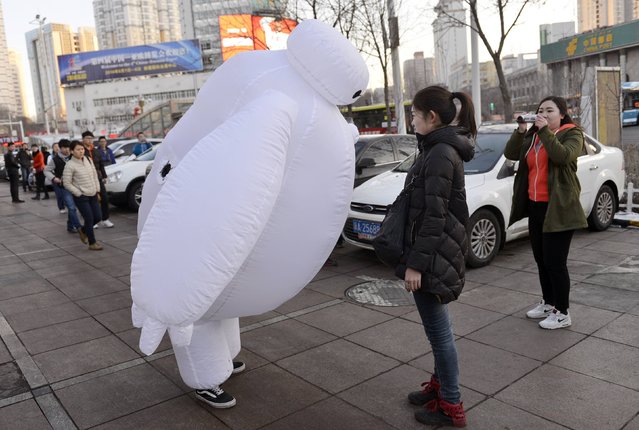 A man dressed as the inflatable robot Baymax, from the Disney animated movie “Big Hero 6”, proposes to his girlfriend in Urumqi, Xinjiang Uighur Autonomous Region, March 13, 2015. The proposal was accepted, according to local media. (Photo by Reuters/Stringer)