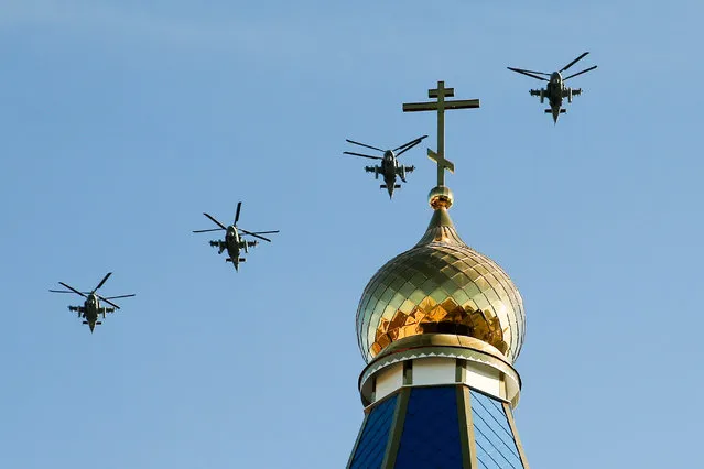 Military transport helicopters fly over the Church of St George the Great Martyr as part of events held at the Ryazan Higher Airborne Command School to celebrate its 100th birthday in Moscow, Russia on November 12, 2018. (Photo by Alexander Ryumin/TASS)