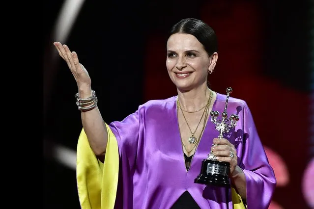 French actress Juliette Binoche gestures after receiving the Donostia Award for her contribution to the cinema at the 70th San Sebastian Film Festival, in San Sebastian, northern Spain, Sunday, September 18, 2022. (Photo by Alvaro Barrientos/AP Photo)