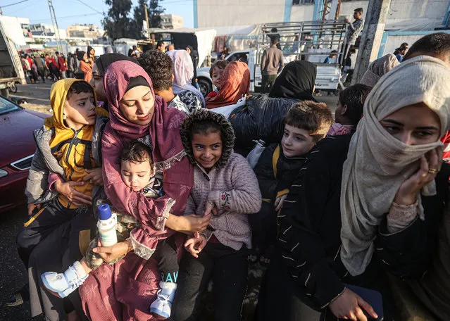 Thousands of displaced Palestinians go to check on their homes as the 4-day humanitarian pause begins for prisoner exchange and aid in Khan Yunis, Gaza on November 24, 2023. The pause commenced at 7 a.m. local time (0500GMT). (Photo by Mustafa Hassona/Anadolu via Getty Images)