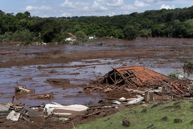 A structure lays in ruins after a dam collapsed near Brumadinho, Brazil, Friday, January 25, 2019. Brazilian mining company Vale SA said it didn’t yet have information on deaths or injuries at the dam but said that tailings have reached the community of Vila Ferteco.  (Photo by Leo Drumond/Nitro via AP Photo)