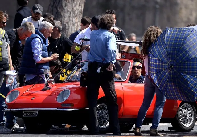 US actor Ben Stiller (C) works on April 15, 2015 on the set of his film “Zoolander 2” shot in the center of Rome. (Photo by Filippo Monteforte/AFP Photo)