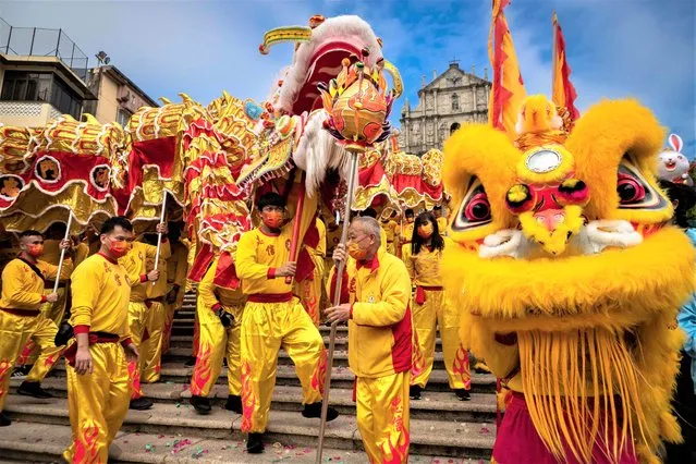 Performers get ready at start of the dragon dance during celebrations on the first day of the Chinese lunar new year in Macau on January 22, 2023. (Photo by Eduardo Leal/AFP Photo)