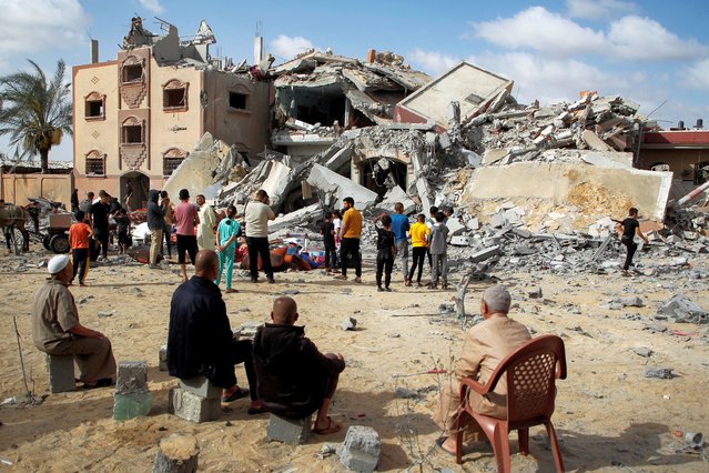 Palestinians look at the site of an Israeli strike on a house, amid the ongoing conflict between Israel and Hamas, in Rafah, in the southern Gaza Strip on May 5, 2024. (Photo by Hatem Khaled/Reuters)