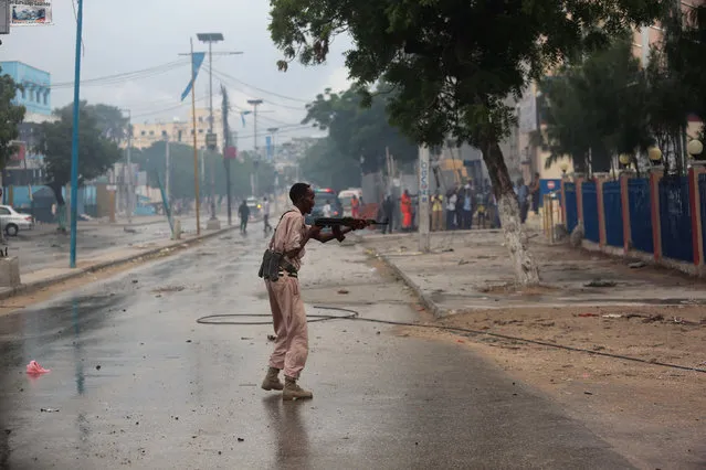 A Somali government soldier takes position during gunfire after a suicide bomb attack outside Nasahablood hotel in Somalia's capital Mogadishu, June 25, 2016. (Photo by Feisal Omar/Reuters)
