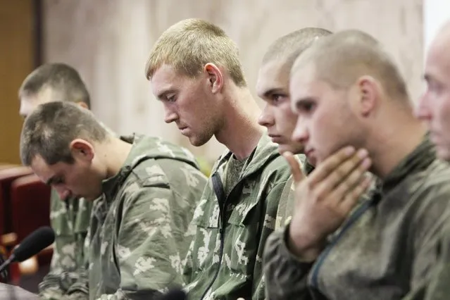 A group of Russian servicemen, who are detained by Ukrainian authorities, attend a news conference in Kiev August 27, 2014. Ukraine said on Tuesday its forces had captured a group of Russian paratroopers who had crossed into Ukrainian territory on a “special mission” – but Moscow said they had ended up there by mistake. (Photo by Valentyn Ogirenko/Reuters)