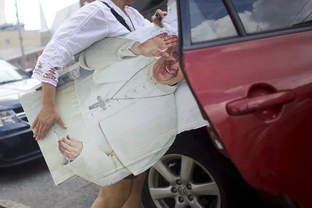 Christa Scalies, the co-creator of the Pop-Up Pope, carries a cardboard cut-out of Pope Francis into her car in Wilmington, Delaware, September 19, 2015. (Photo by Mark Makela/Reuters)