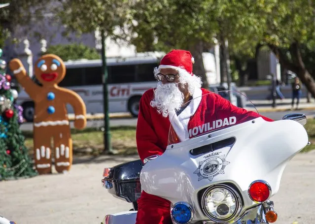 A member of the transit police disguised as Santa Claus patrols on his motorcycle in Monterrey, state of Nuevo Leon, Mexico, on December 14, 2022. (Photo by Julio Cesar Aguilar/AFP Photo)