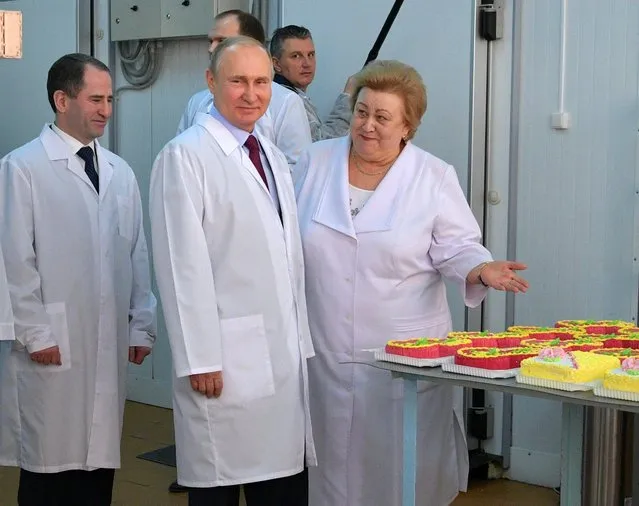 Russian President Vladimir Putin, center, looks at bread and confectionery during his visit to the Samara bakery and confectionery factory on the eve of International Women's Day in Samara, Russia, Wednesday, March 7, 2018. (Photo by Alexei Druzhinin, Sputnik, Kremlin Pool Photo via AP Photo)