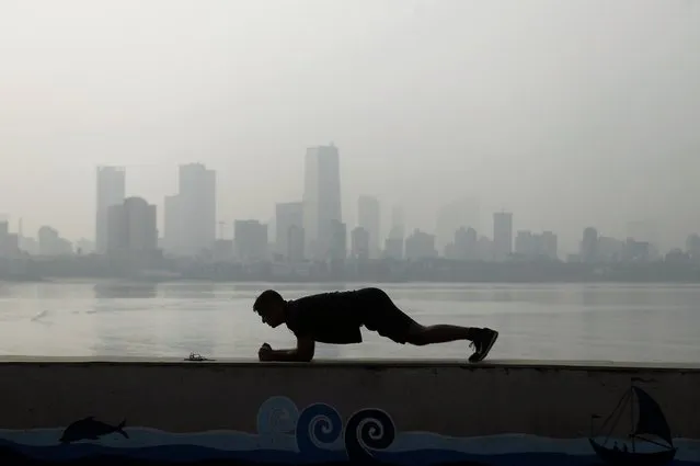 A man exercises at a promenade on a smoggy day in Mumbai, India, October 20, 2020. (Photo by Francis Mascarenhas/Reuters)