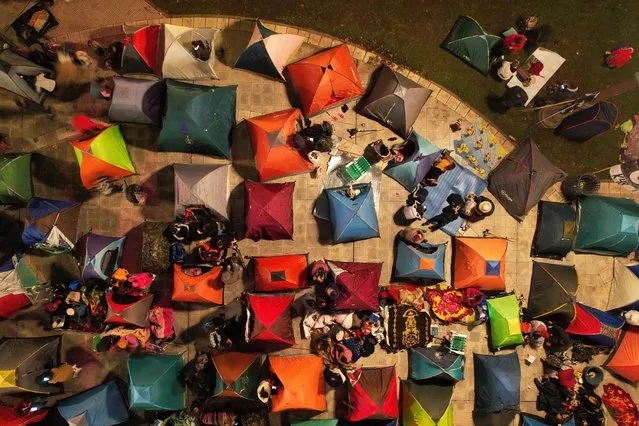 Aerial view of members of social organizations camping at the Plaza de Mayo square, outside the Casa Rosada presidential palace, to demonstrate against the rising inflation in Buenos Aires on April 19, 2023. (Photo by Emiliano Lasalvia/AFP Photo)