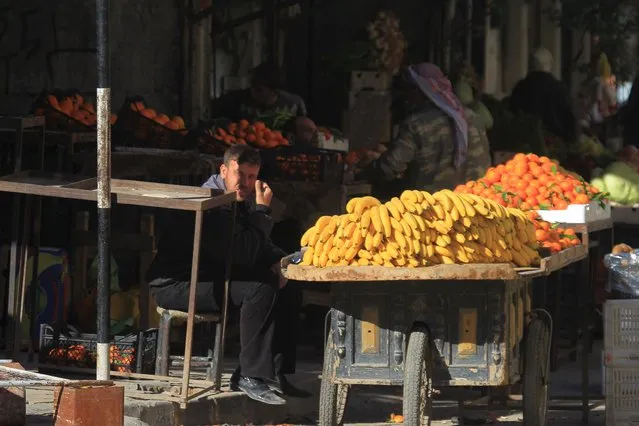 A man displays fruits for sale in Idlib, Syria December 6, 2015. (Photo by Ammar Abdullah/Reuters)