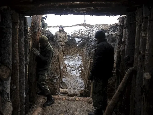 Ukrainian servicemen construct a blindage at their position near Lysychansk, in Luhansk region January 29, 2015. German Foreign Minister Frank-Walter Steinmeier said on Thursday that a fresh offensive by pro-Russian rebels in Ukraine would warrant more sanctions on Russia, while acknowledging that the new Greek government had not made discussions with EU peers easier. (Photo by Maksim Levin/Reuters)