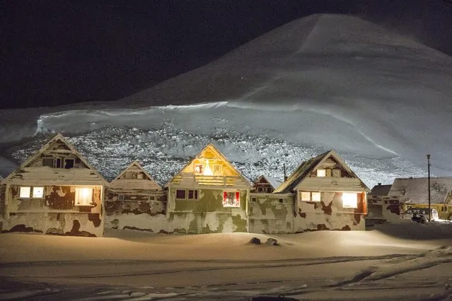 Houses which people evacuated from are pictured after Saturday's avalanche which hit the Norwegian town of Longyearbyen, the biggest settlement on the Arctic archipelago of Svalbard, roughly midway between the North Pole and the northernmost tip of Europe, December 20, 2015. (Photo by Tore Meek/Reuters/NTB Scanpix)