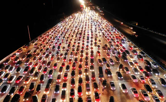 Vehicles are seen jammed on a express way near a toll station, at the end of the Mid-Autumn Festival holiday, in Zhengzhou, Henan province, China September 24, 2018. (Photo by Reuters/China Stringer Network)