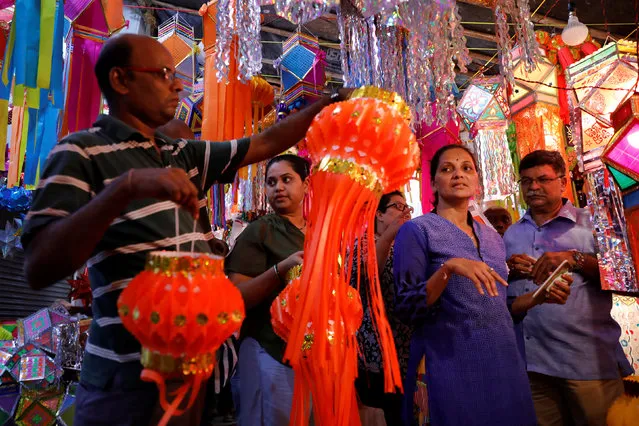 Customers shop for lanterns ahead of the Hindu festival of Diwali in Mumbai, November 4, 2018. (Photo by Danish Siddiqui/Reuters)