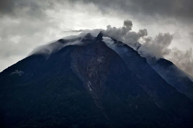 Mount Sinabung spews smoke, seen from Tiga Pancur village. (Photo by Ulet Ifansasti/Getty Images)