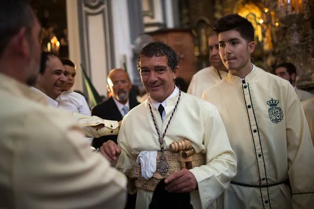 Antonio Banderas (2r) attends the Maria Santisima de Lagrimas y Favores procession at San Juan Bautista church during Holy Week celebrations on March 29, 2015 in Malaga, Spain. (Photo by Gonzalo Arroyo Moreno/Getty Images)