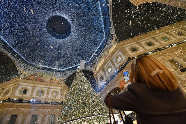People take pictures during the lighting ceremony of the Christmas illuminations and Swarovski Christmas Tree in Milan, Italy, 04 December 2018. (Photo by Daniel Dal Zennaro/EPA/EFE)