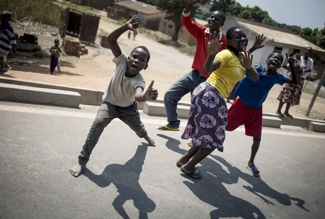 People from Bouar welcome French militaries arriving from Cameroon on December 7, 2013. France deployed nearly 1,000 troops on December 6, 2013 to help restore security in simmering Central African Republic as residents sought refuge from sectarian clashes which the Red Cross says has killed at least 300. (Photo by Fred Dufour/AFP Photo)