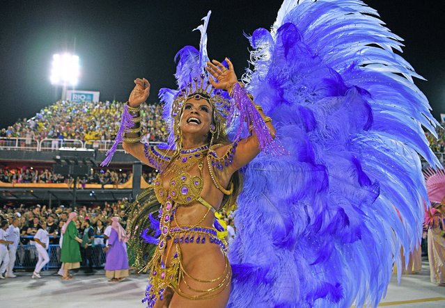A member of the Mangueira samba school performs during the first night of Rio's carnival parade at the Sambadrome in Rio de Janeiro, Brazil on February 23, 2020. (Photo by Carl de Souza/AFP Photo)