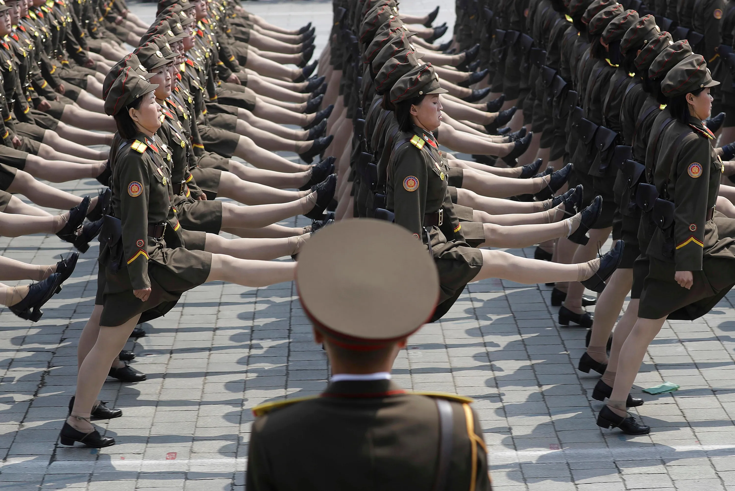 Факты о северной корее. Северная Корея парад КНДР. Женщина на параде в армии Северной Кореи. Армия Северной Кореи парад. Парад Северной Кореи женщины маршируют.