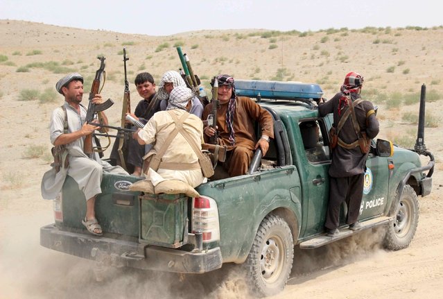 Afghan local police (ALP) sit at the back of a truck near a frontline during a battle with the Taliban at Qalay- i-zal district, in Kunduz province, Afghanistan August 1, 2015. (Photo by Reuters/Stringer)