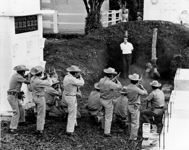 Convicted murderer Hector Alvarado Mazariegos, right, drops to the ground as he is hit by bullets of a Guatemala firing squad in the public cemetery at Mazatenango, June 28, 1975. His companion, Rocael Ortiz, met the same fate a few seconds later. Both were convicted of murder. (Photo by AP Photo/Anzueto)