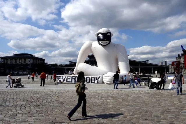 One of the six 30-foot white monkeys called “Everybody Always Thinks They Are Right” by Austrian artist and graphic designer, Stefan Sagmeister, is displayed at the La Villette parc, northern Paris, during the “L'Air Des Geants” exhibition, on August 28, 2015. The exhibition will run until September 13. (Photo by Miguel Medina/AFP Photo)
