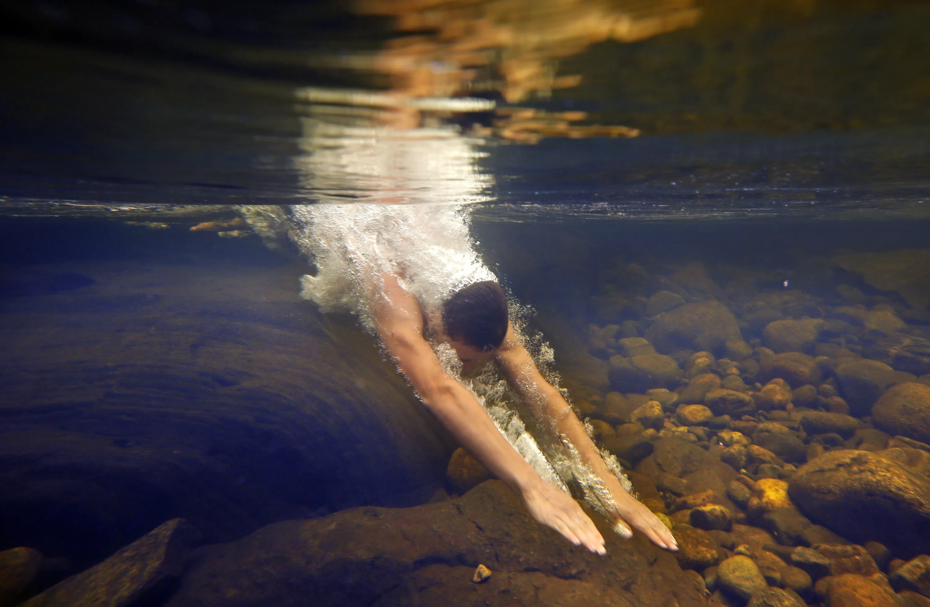 Человек переплывает реку