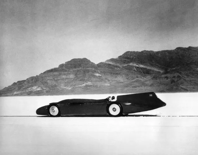 British automobile racer Sir Malcolm Campbell speeds across the salt bed in his Bluebird and sets a world record of 301.337 miles per hour on the Bonneville Salt Flats, Utah, September 3, 1935. (Photo by AP Photo)